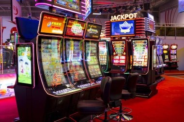 Live dealer spinning French Roulette wheel at halutoto togel
